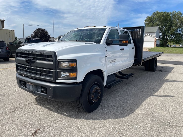 #1602-•-2022-chevrolet-6500hd-crew-cab-with-16'-flatbed-(has-wi-title)-(of)-image-1