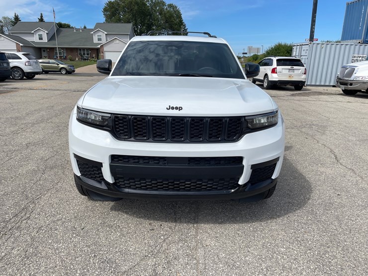 2025-jeep-grand-cherokee-laredo-image-2
