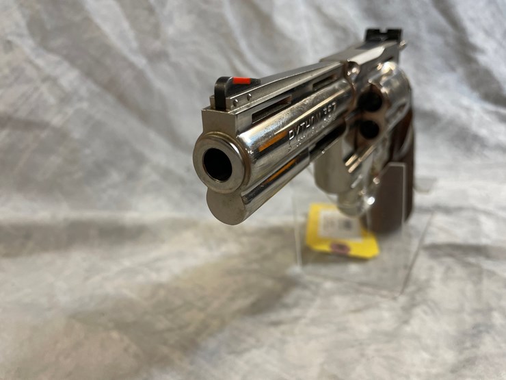 #3085-•-colt-python,-357-mag.-cal.-revolver,-sn:-v16439-image-9