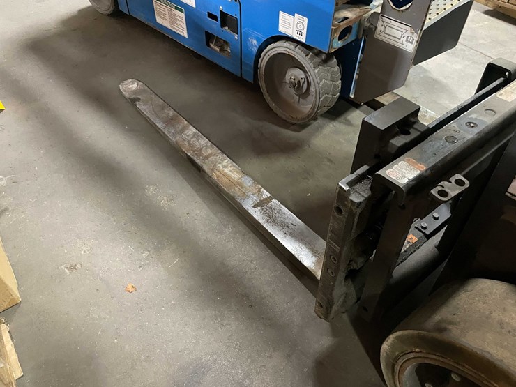 #1628-•-cat-stand-on-electric-forklift-(wall-g)-image-2