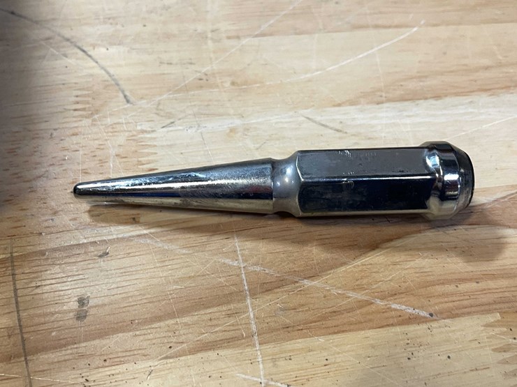 #8560-•-set-of-32-spike-lug-nuts-(pr13)-image-5