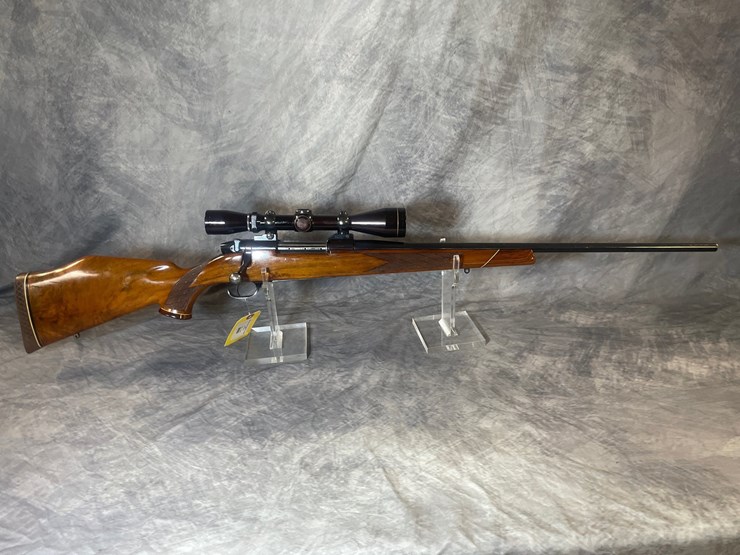 #3038-•-weatherby-mark-v-deluxe,-300-wby-mag-cal.-rifle,-sn:-h63497-image-1