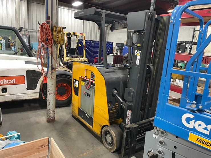 #1628-•-cat-stand-on-electric-forklift-(wall-g)-image-1