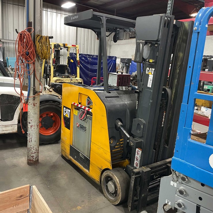 #1628 • Cat Stand On Electric Forklift (Wall G)