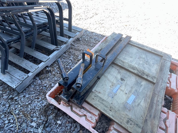 #2460-•-pair-of-clamp-on-pallet-forks-image-4
