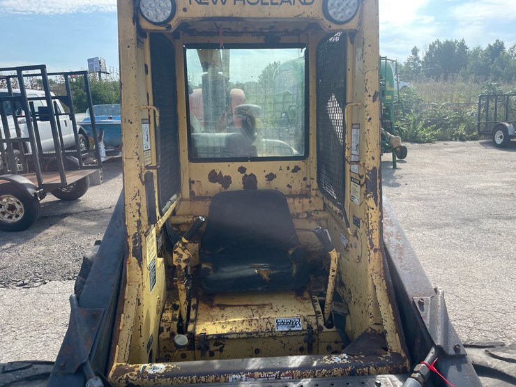 new-holland-l785-image-30