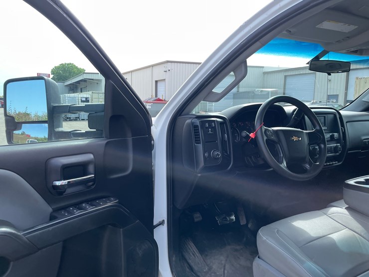 #1602-•-2022-chevrolet-6500hd-crew-cab-with-16'-flatbed-(has-wi-title)-(of)-image-17