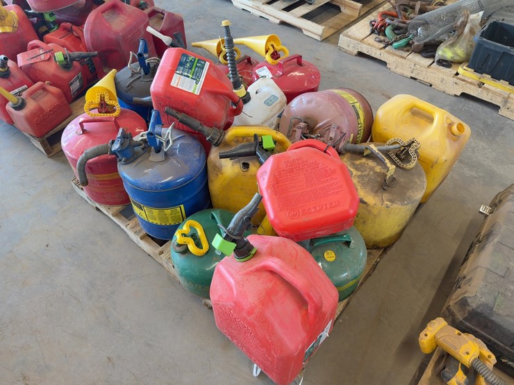 quantity-of-assorted-gas-cans-image-2