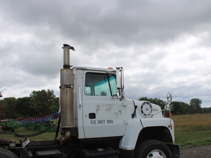 1995-ford-9000-image-4