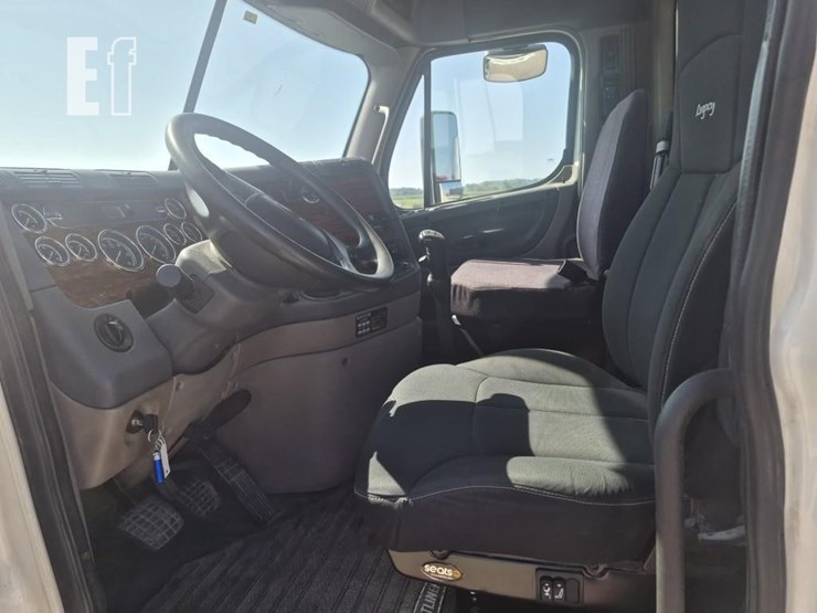 2013-freightliner-cascadia-125-image-12