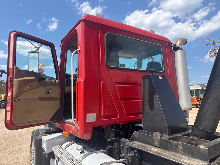 2005-mack-granite-cv713-image-25