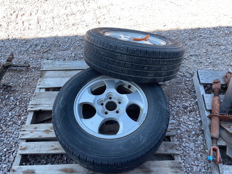 #2480-•-pari-of-truck-tires-on-5-bolt-rims-image-3