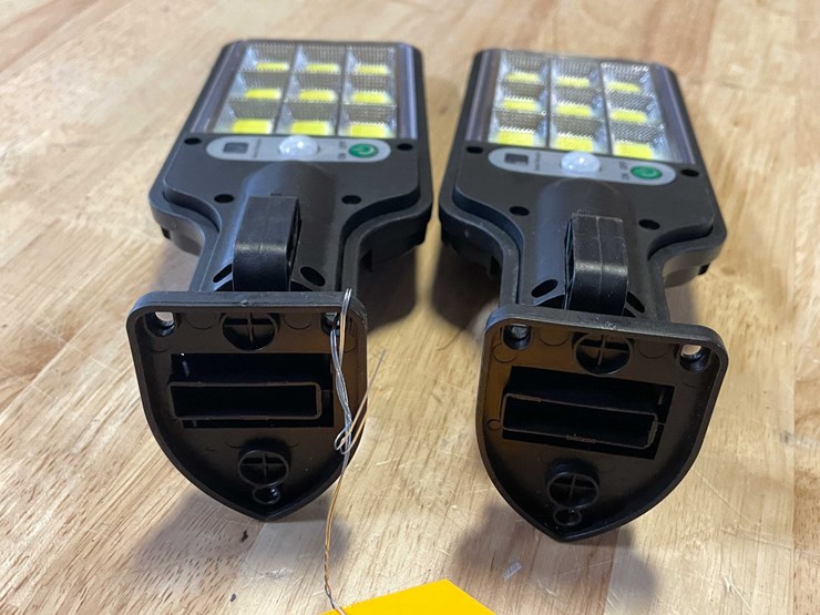 #8556-•-(2)-led-parking-lot/yard-lights-(pr13)-image-5