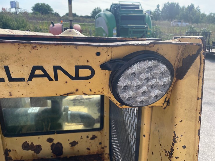 new-holland-l785-image-39