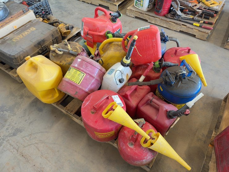 quantity-of-assorted-gas-cans-image-4