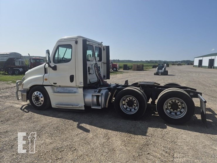 2013-freightliner-cascadia-125-image-10