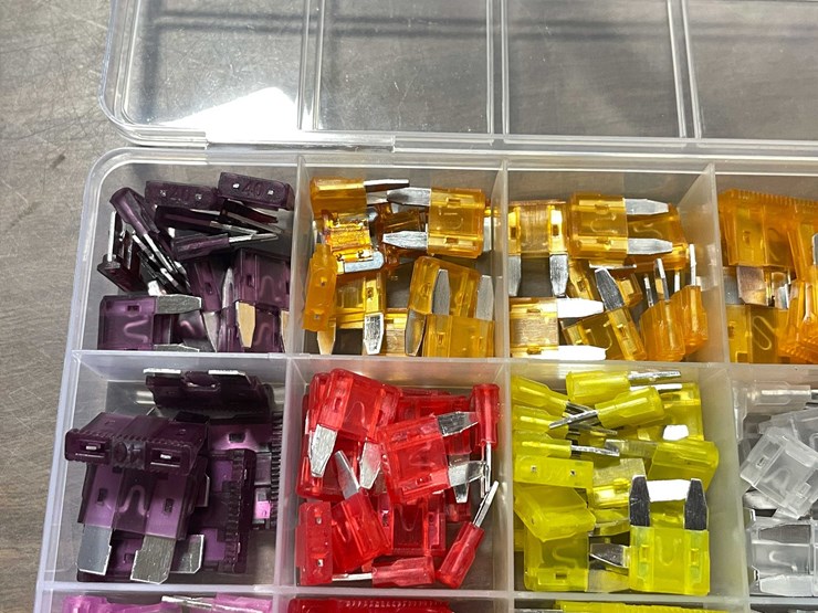 #8589-•-vehicle-fuses-(cw)-image-3