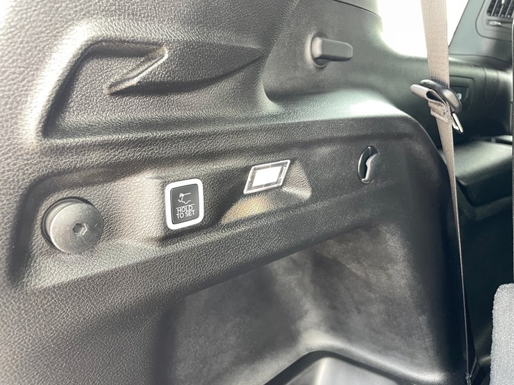 2025-jeep-grand-cherokee-laredo-image-14