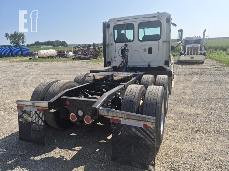 2013-freightliner-cascadia-125-image-8