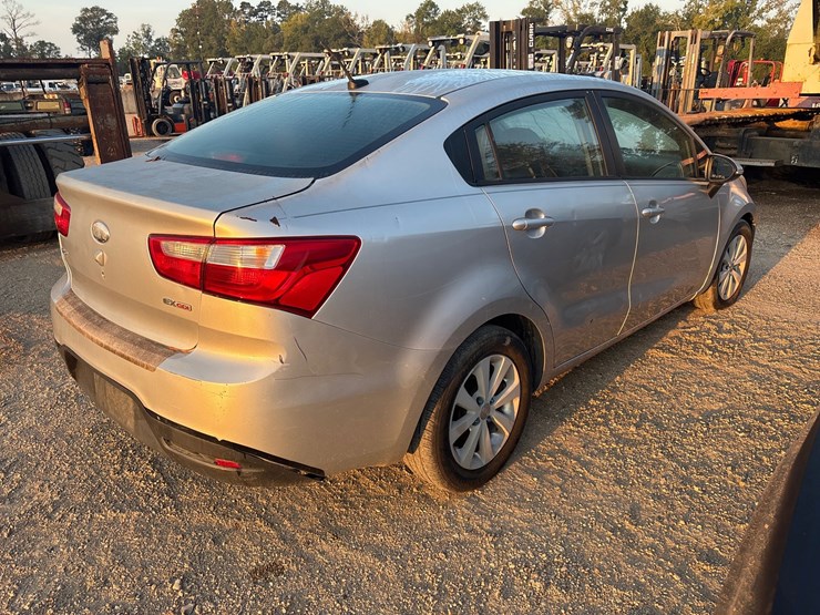 #826-•-2013-kia-rio-|-for-parts/repairs-image-3