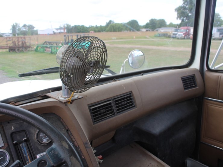 1995-ford-9000-image-10