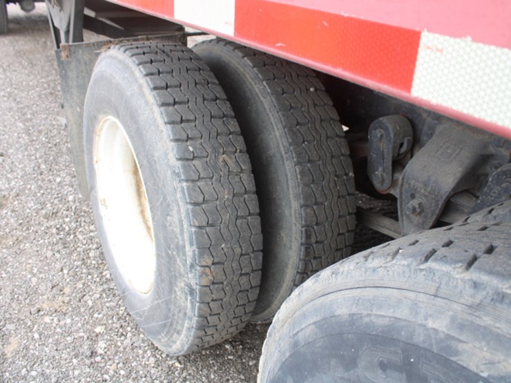 1995-ford-9000-image-21