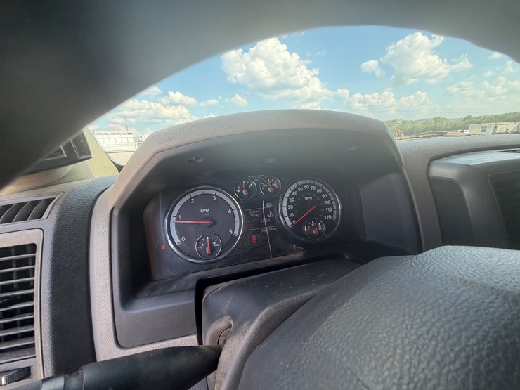 2011-dodge-ram-3500-image-17