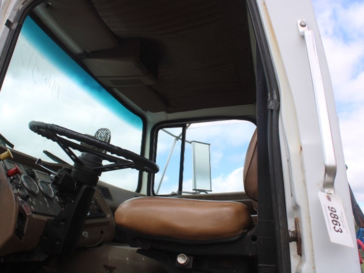 1995-ford-9000-image-16