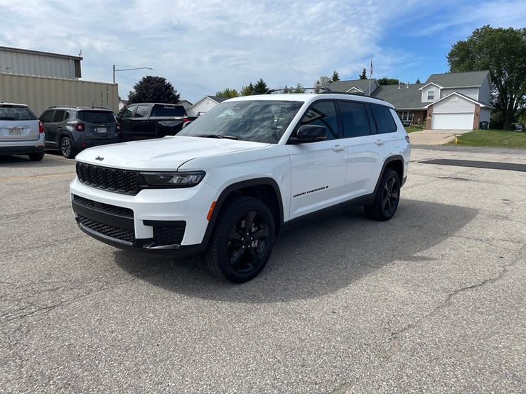 2025-jeep-grand-cherokee-laredo-image-1