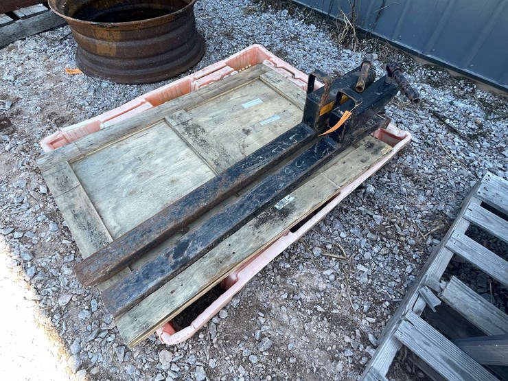 #2460-•-pair-of-clamp-on-pallet-forks-image-1