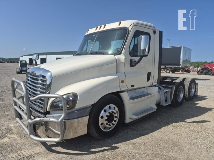 2013-freightliner-cascadia-125-image-1
