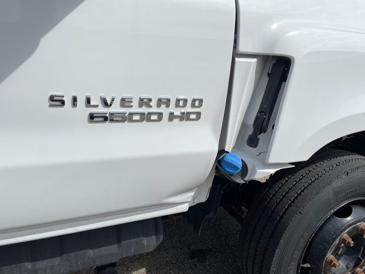 #1602-•-2022-chevrolet-6500hd-crew-cab-with-16'-flatbed-(has-wi-title)-(of)-image-35