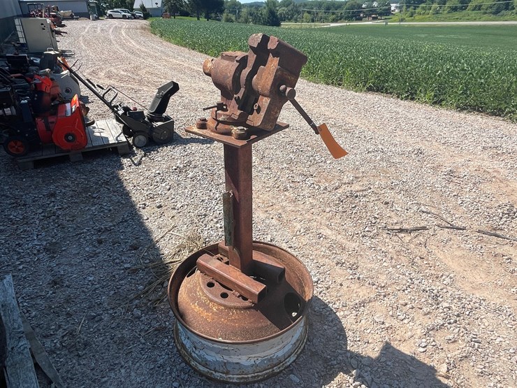 #2486-•-bench-vise-on-stand-image-3