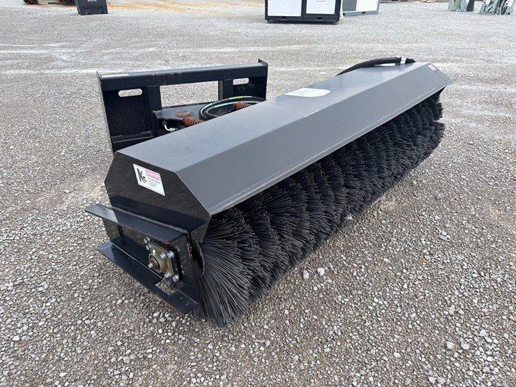 #28-•-2023-wolverine-72”-angle-broom-image-2