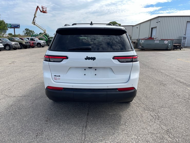 2025-jeep-grand-cherokee-laredo-image-6