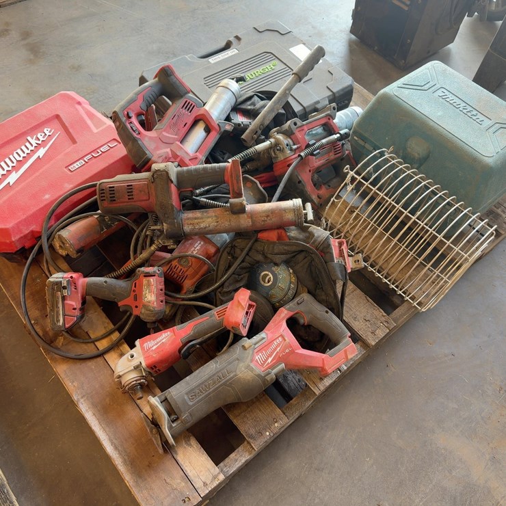 QUANTITY OF BATTERY POWERED GREASE GUNS