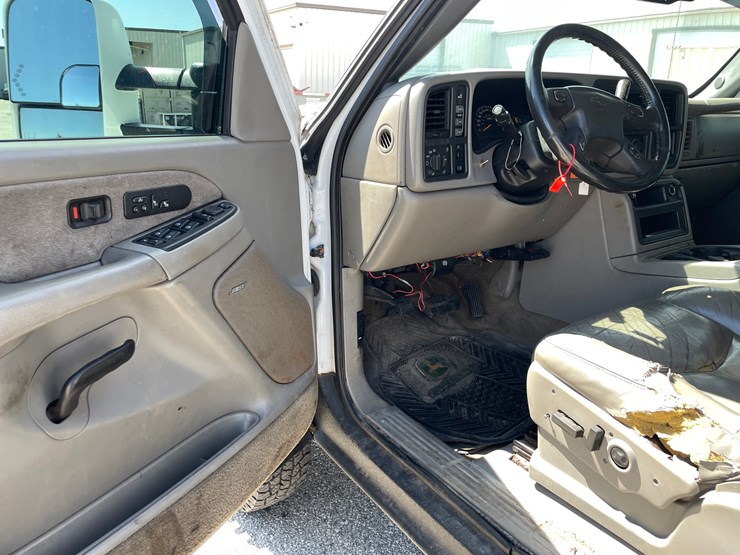 2003-chevrolet-silverado-3500-image-16