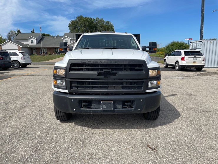 #1602-•-2022-chevrolet-6500hd-crew-cab-with-16'-flatbed-(has-wi-title)-(of)-image-2