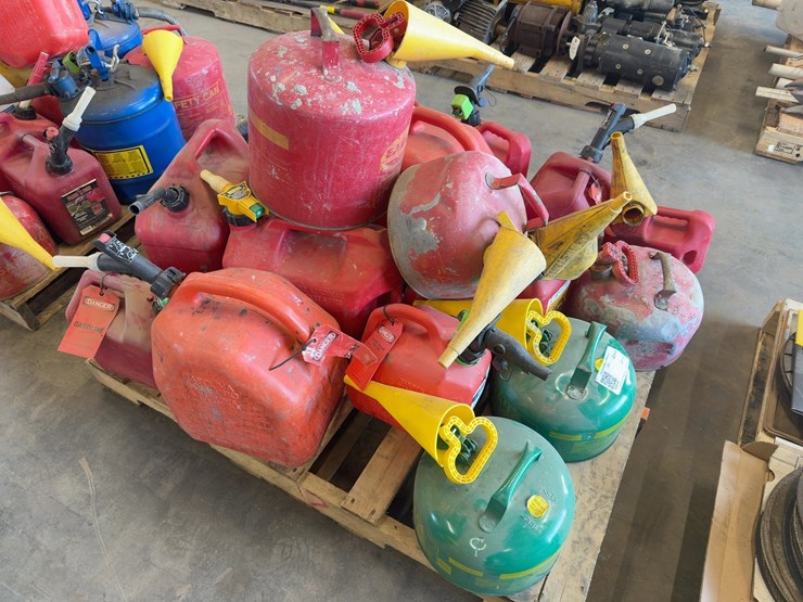 quantity-of-assorted-gas-cans-image-1