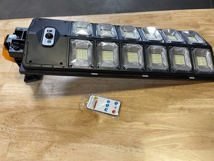 #8554-•-led-parking-lot/-yard-light-(pr13)-image-1