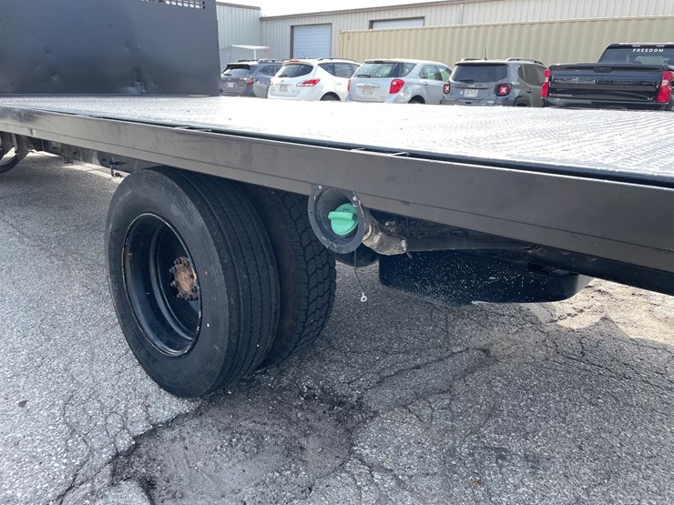 #1602-•-2022-chevrolet-6500hd-crew-cab-with-16'-flatbed-(has-wi-title)-(of)-image-9