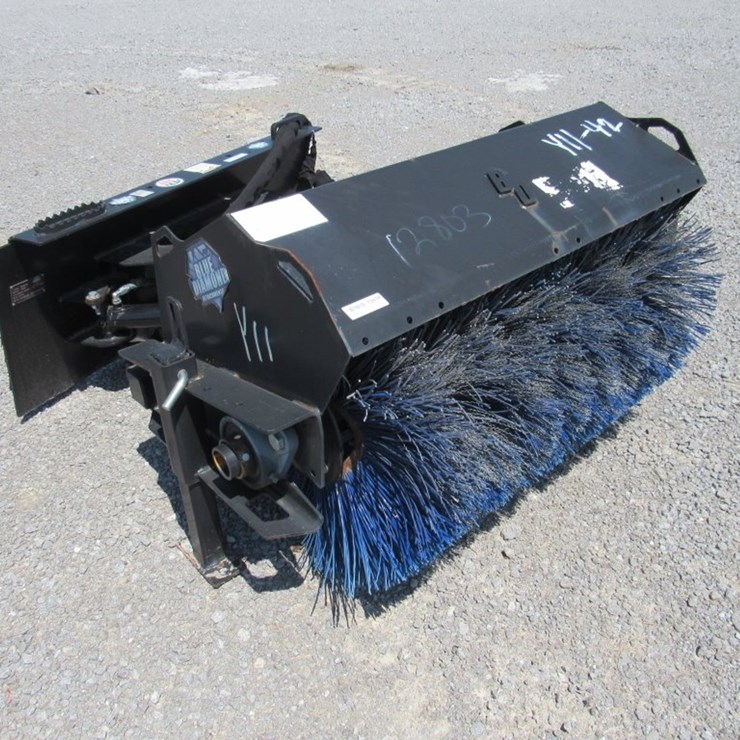 #32 • BLUE DIAMOND 36" HYD ANGLE BROOM