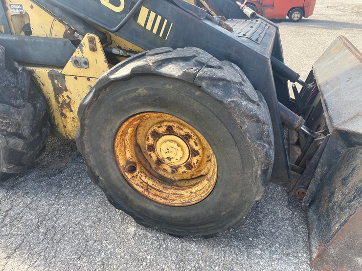 new-holland-l785-image-13