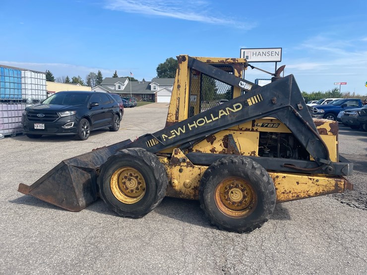new-holland-l785-image-8