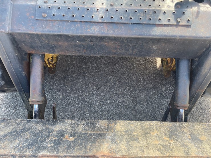 new-holland-l785-image-26