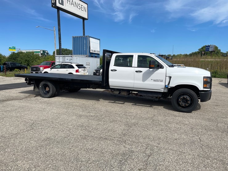 #1602-•-2022-chevrolet-6500hd-crew-cab-with-16'-flatbed-(has-wi-title)-(of)-image-4