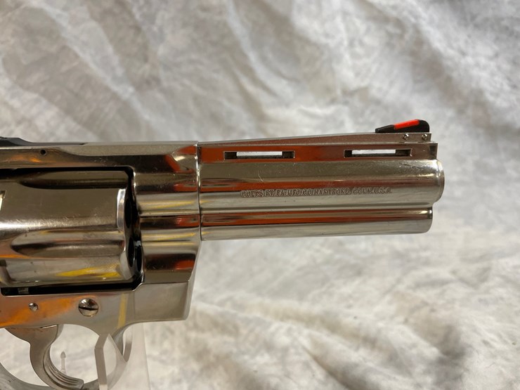 #3085-•-colt-python,-357-mag.-cal.-revolver,-sn:-v16439-image-5