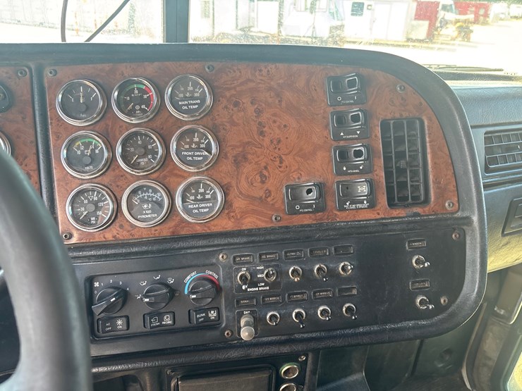 2005-peterbilt-379-image-11