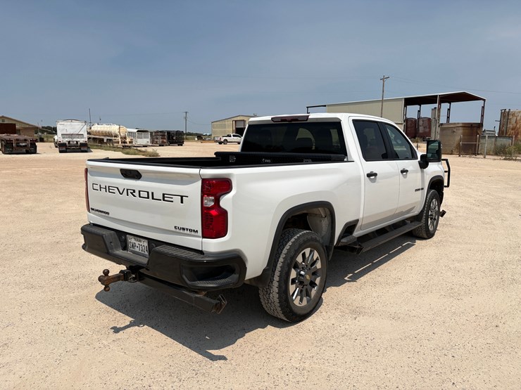 2023-chevrolet-silverado-2500hd-image-4