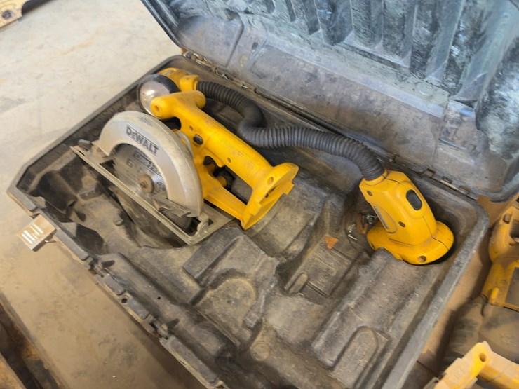quantity-of-assorted-tools-and-supplies-image-5